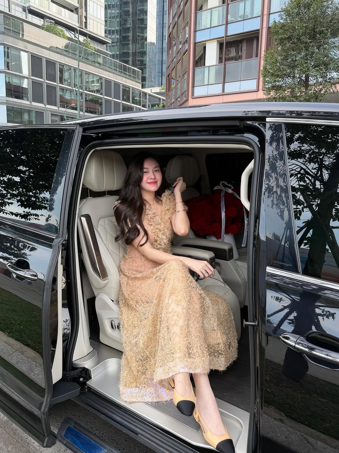Mỹ nhân showbiz mang bầu 7 tháng mà không ai biết, lên đồ sành điệu như gái còn son