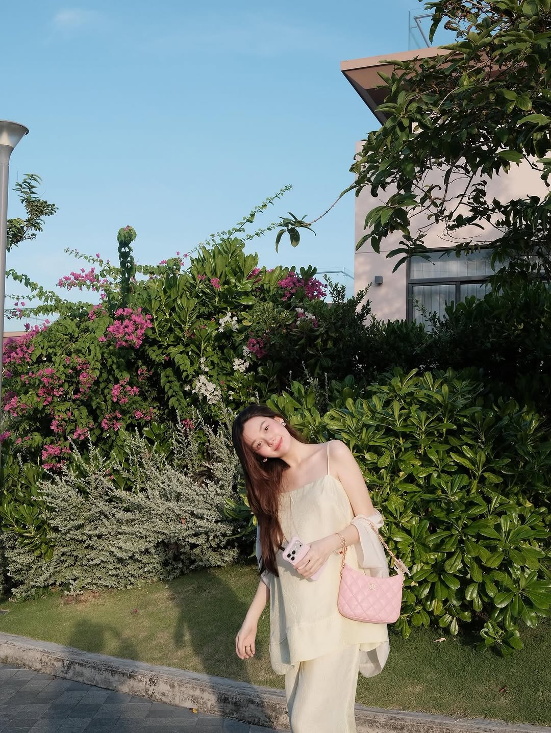 Mỹ nhân showbiz mang bầu 7 tháng mà không ai biết, lên đồ sành điệu như gái còn son