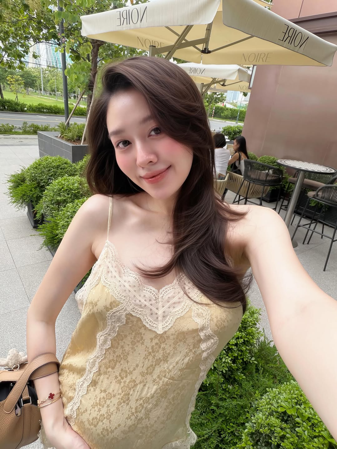 Mỹ nhân showbiz mang bầu 7 tháng mà không ai biết, lên đồ sành điệu như gái còn son