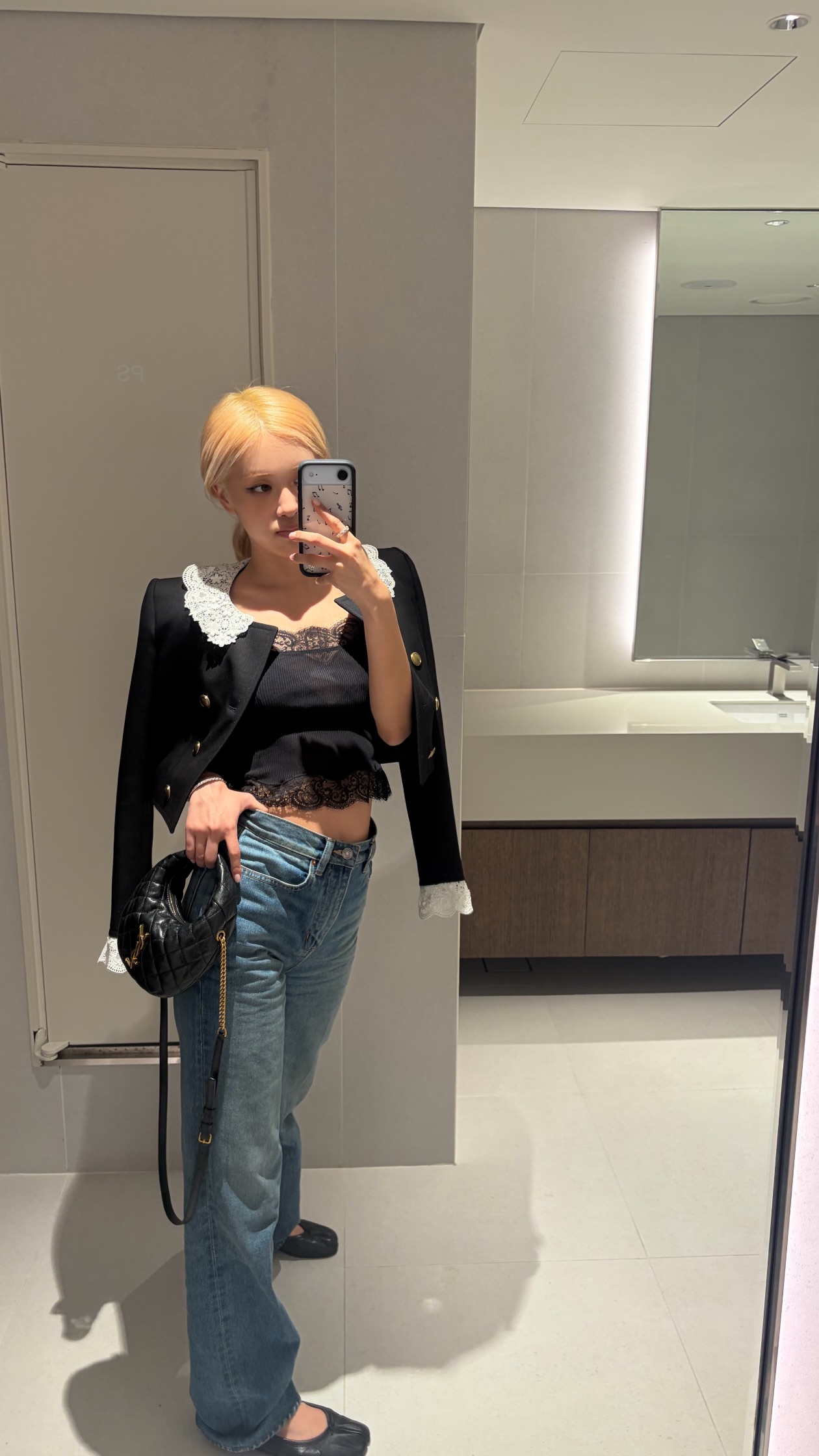 Full set đồ sành điệu của Rosé với chiếc áo khoác “5 năm tuổi” vẫn cực trendy và cuốn hút