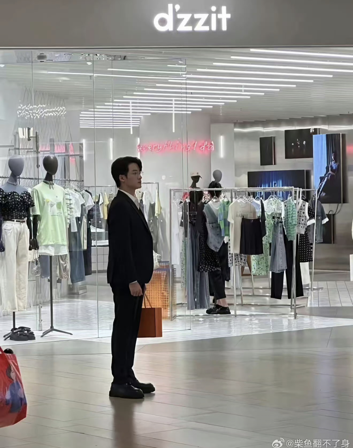 Xuất hiện tổng tài đi giày độn khiến dân tình chê tơi tả, đứng cạnh nữ chính mà như bé trai tập làm người lớn