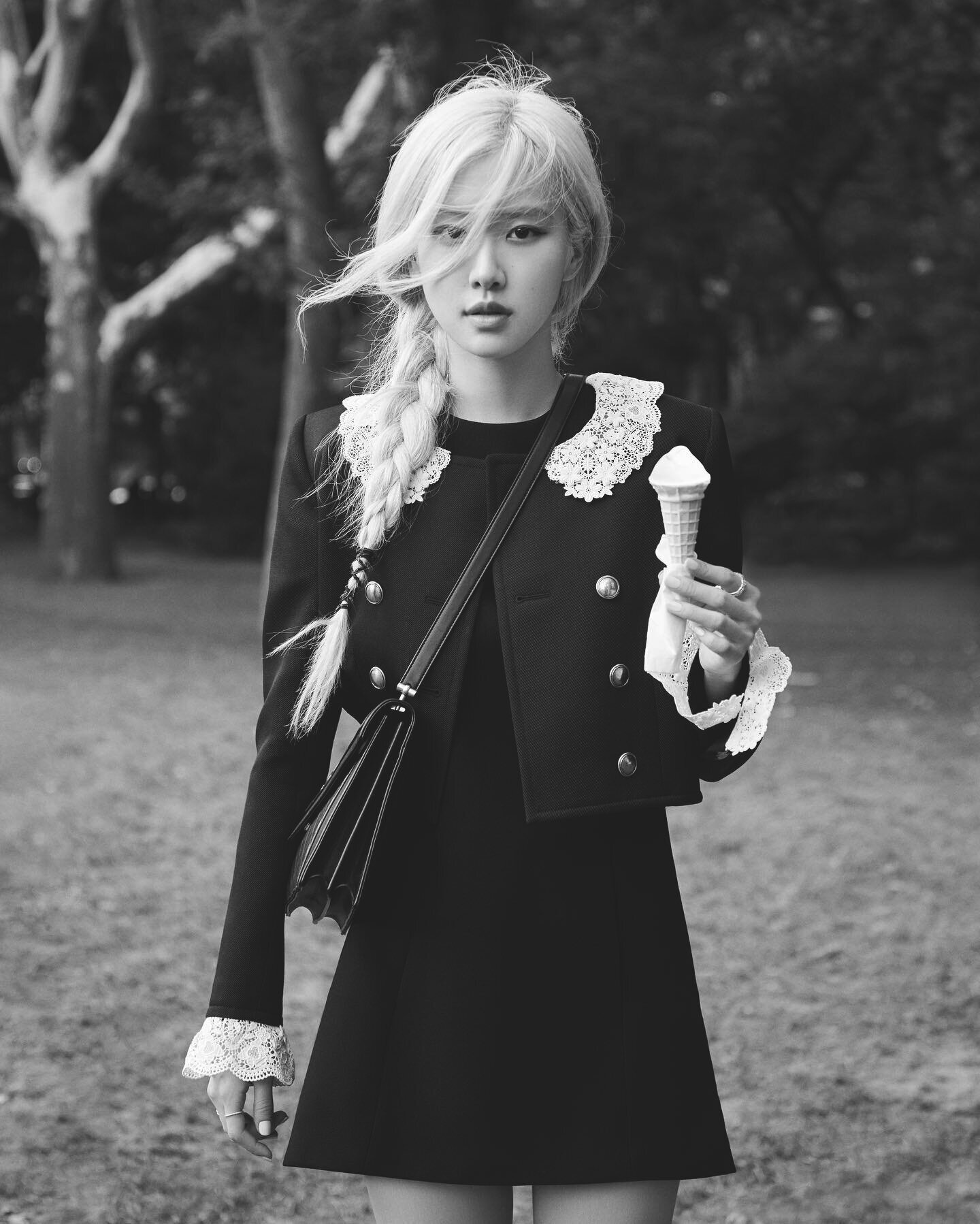 Vào năm 2021, chiếc áo khoác này lần đầu xuất hiện cùng Rosé đã nhanh chóng gây sốt. Nữ idol mang đến diện mạo ngọt ngào, điệu đà khi kết hợp item cùng váy ngắn