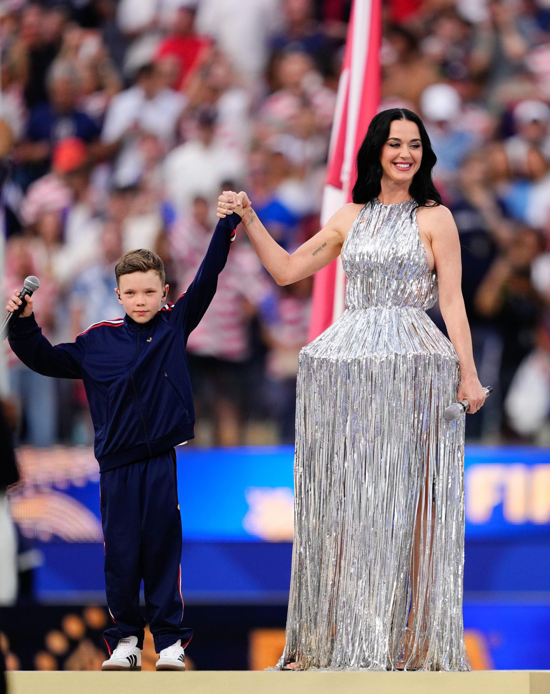 Vị trí thứ 2 thuộc về Katy Perry với 41 triệu lượt xem bất chấp các tranh cãi