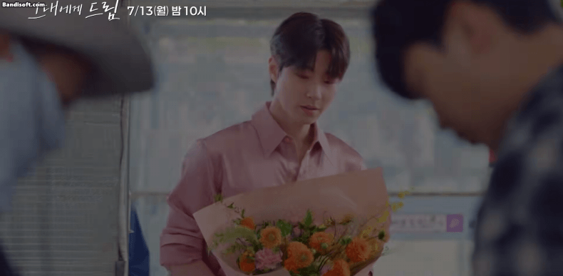 Hwang In Youp cũng gây ấn tượng với vẻ điển trai vô cùng.