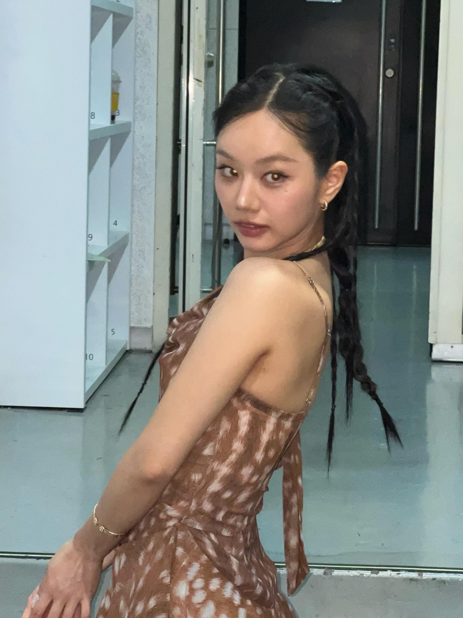 Mỹ nhân 10 tỷ won bị tuột dây áo khi đang trình diễn