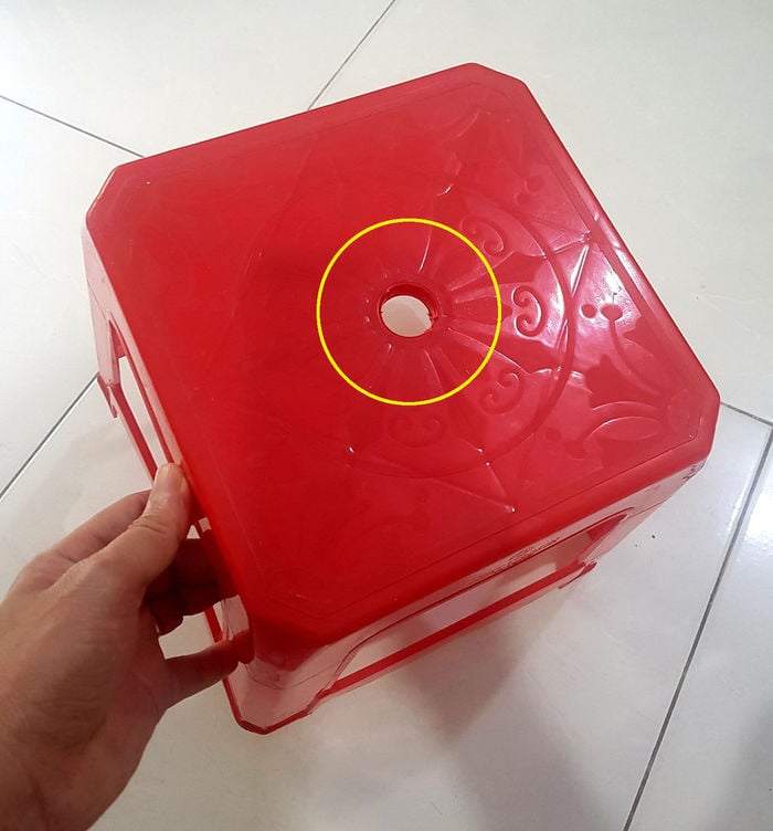Tại sao ghế nhựa thường có 1 lỗ nhỏ?