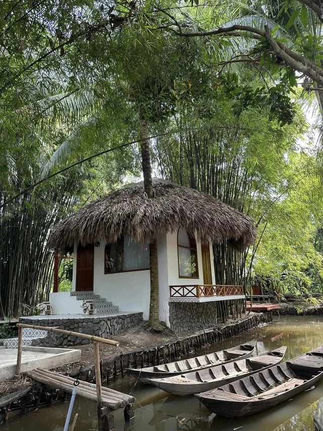 Thiết kế và nội thất nơi đây chủ yếu được làm bằng gỗ, tre, nứa và những vật liệu thân thiện với môi trường