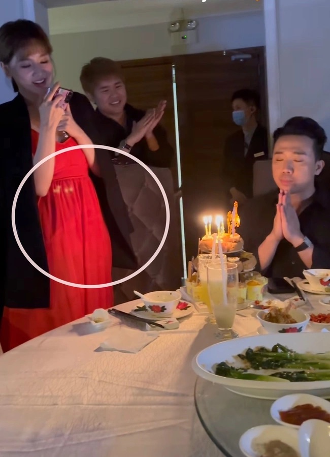 Mỗi khi xuất hiện với ngoại hình có chút thay đổi hoặc diện trang phục rộng, nữ ca sĩ thường bị đặt câu hỏi về chuyện con cái. Ảnh: FBNV