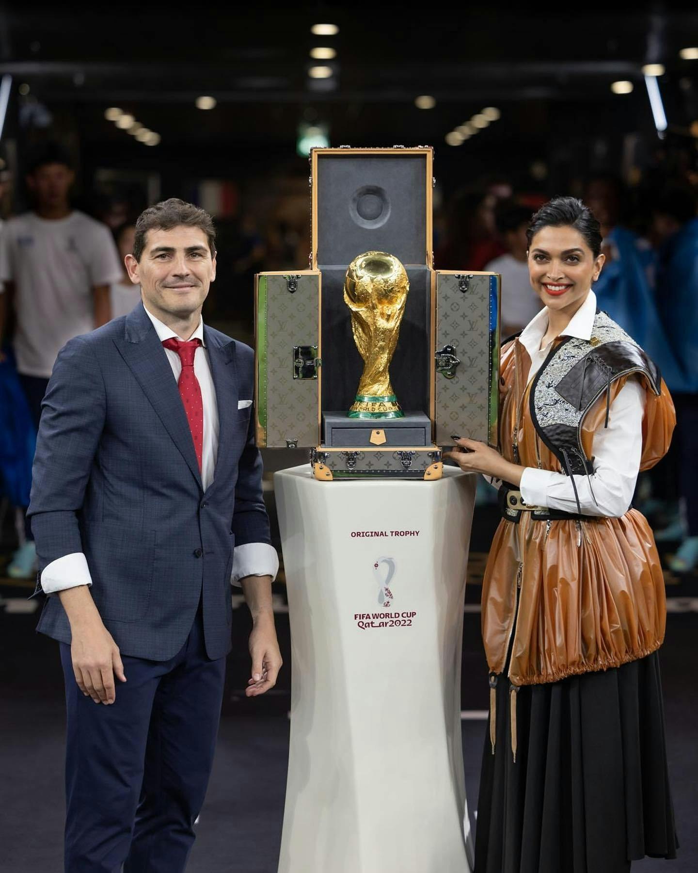Lần duy nhất Messi và Ronaldo chịu ngồi xuống cùng nhau