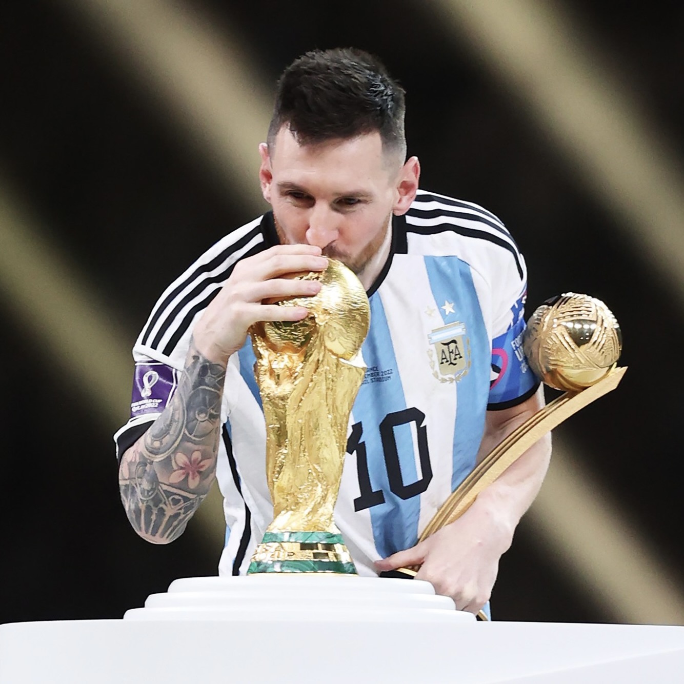 Lần duy nhất Messi và Ronaldo chịu ngồi xuống cùng nhau