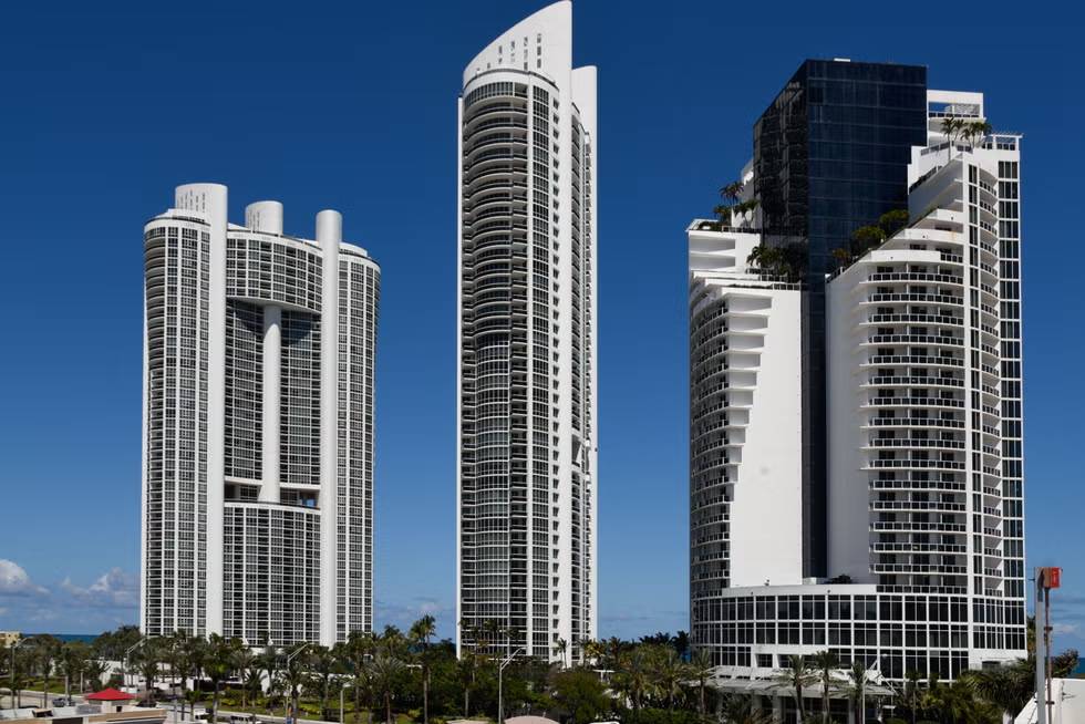 Hình ảnh khách sạn Trump Royale nằm giữa những tòa nhà khác ở Miami.