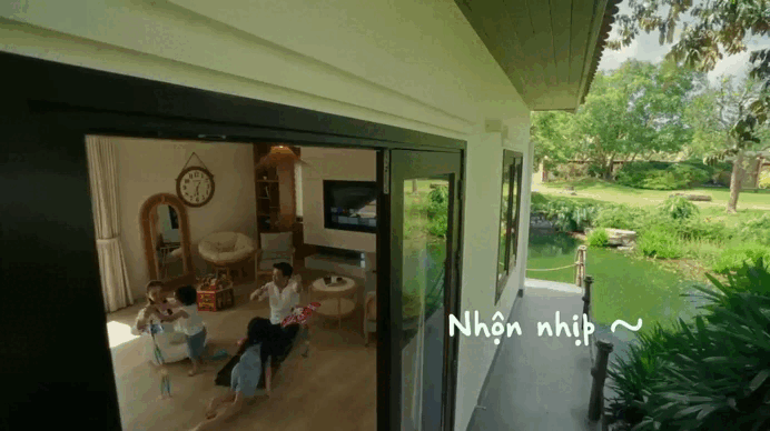 Trong nhà có thiết kế nhiều cửa kính để thuận tiện nhìn ra sân vườn xanh mát