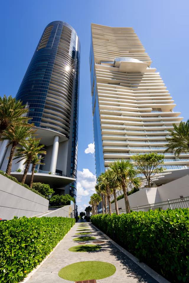 Porsche Design Tower, nơi Messi sở hữu một căn hộ trị giá 5 triệu đô la (Ảnh: Getty Images)