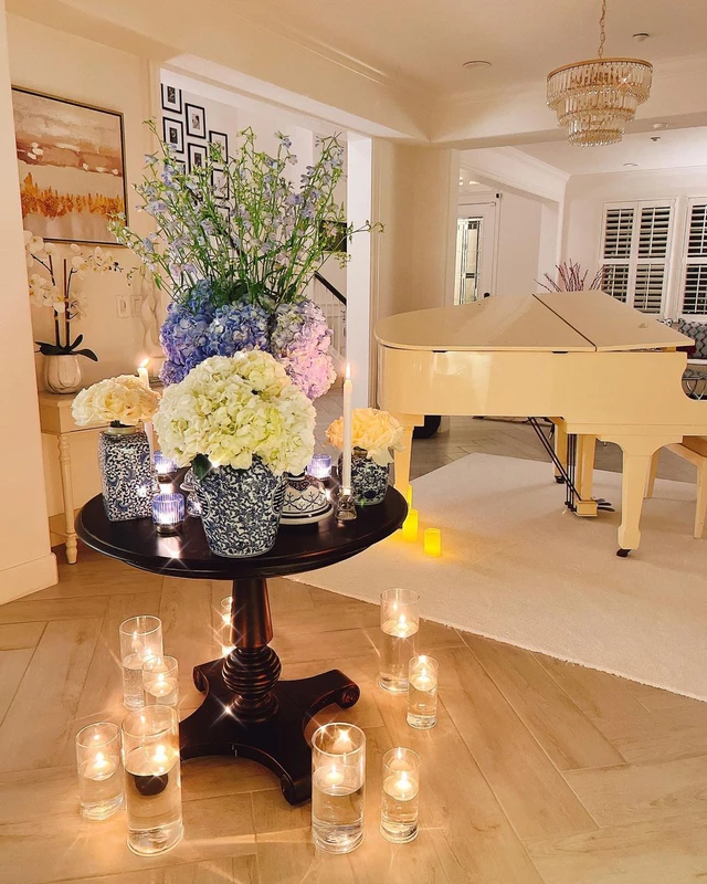 Ở góc phòng khách có đàn piano màu trắng, hài hòa với kiến trúc tổng thể