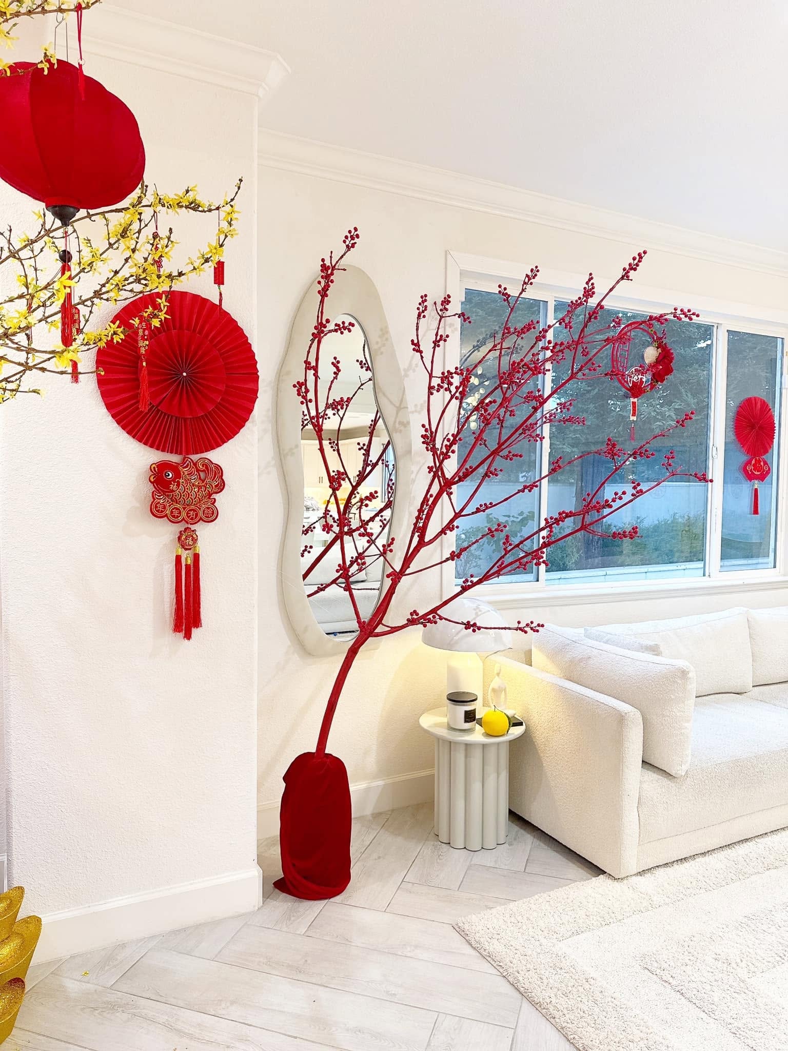 Vào dịp lễ Tết, cơ ngơi được Phạm Hương decor tuyệt đẹp với gam đỏ nổi bật