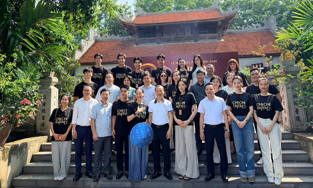 Bức ảnh đang cực viral của Ninh Dương Lan Ngọc khiến netizen xôn xao “10 năm chờ đợi cũng đến ngày này”