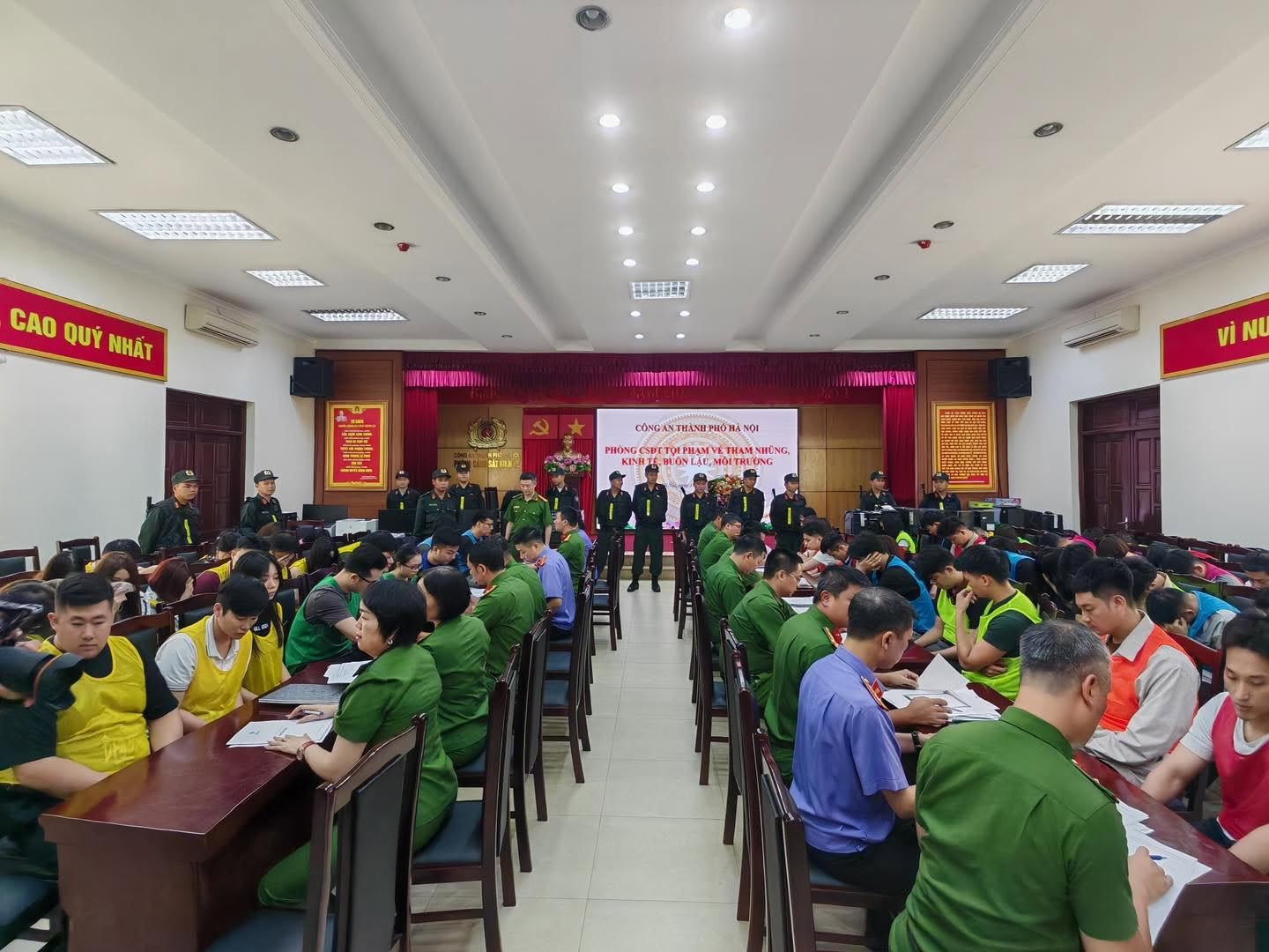 Các bị can liên quan vụ án bị công an bắt giữ. 