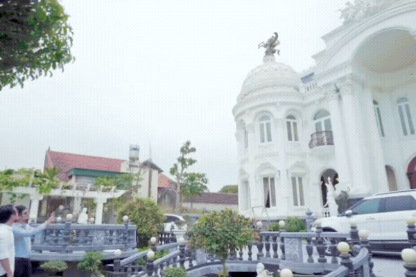 Dụi mắt nhiều lần trước lâu đài nguy nga của đại gia Thanh Hóa: Biến câu chuyện cổ tích thành hiện thực
