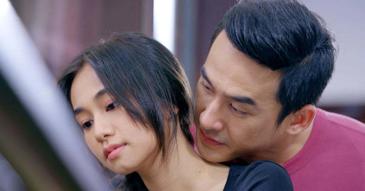 Bắt gặp cặp đôi Vbiz tình bể bình giữa sự kiện, netizen nhắc nhẹ nhà gái