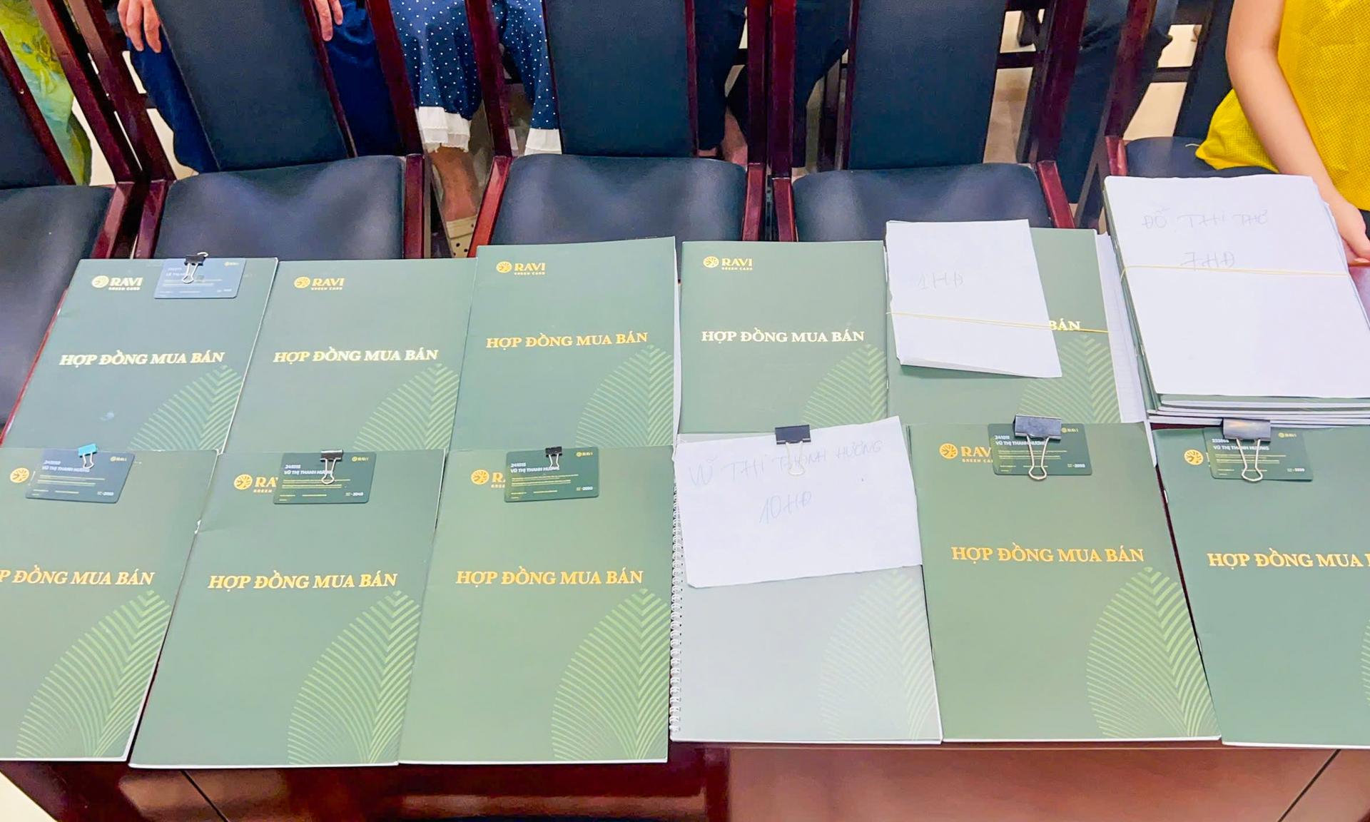Cận cảnh những tập hợp đồng mua bán kỳ nghỉ khiến 493 người mất hơn 181 tỷ đồng