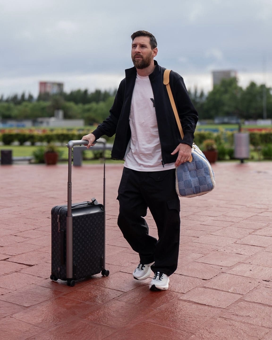 Lần duy nhất Messi và Ronaldo chịu ngồi xuống cùng nhau