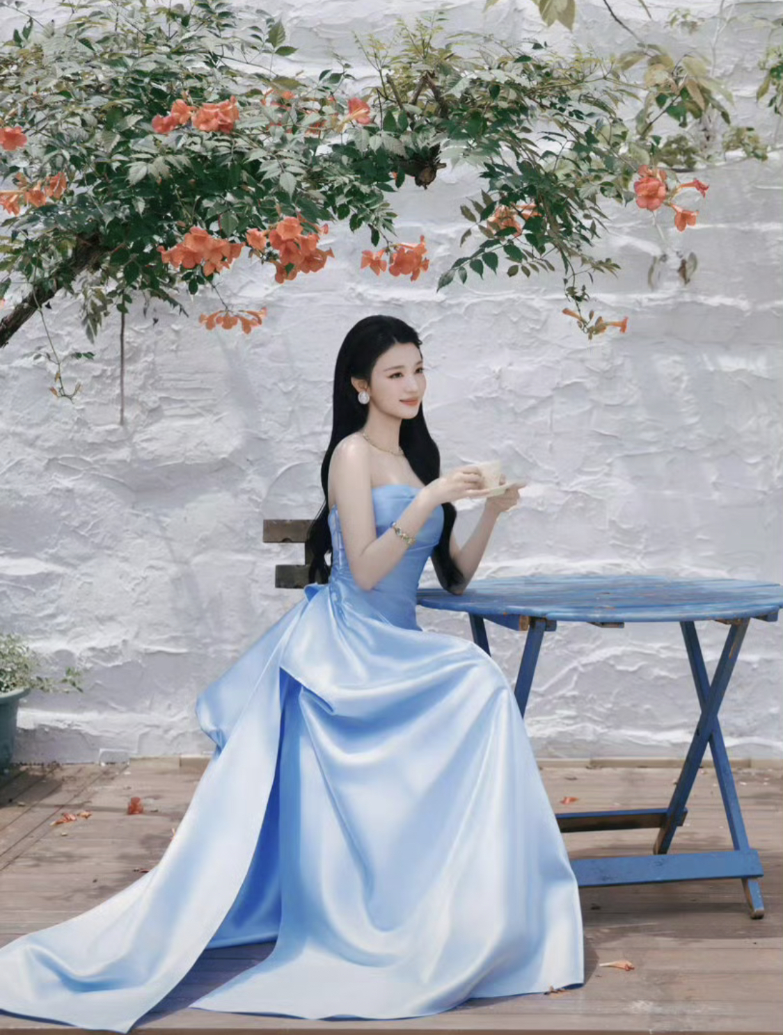 Nhan sắc ngoài đời xinh đẹp của Vương Sở Nhiên bị lãng phí vì những bộ đồ khó hiểu.