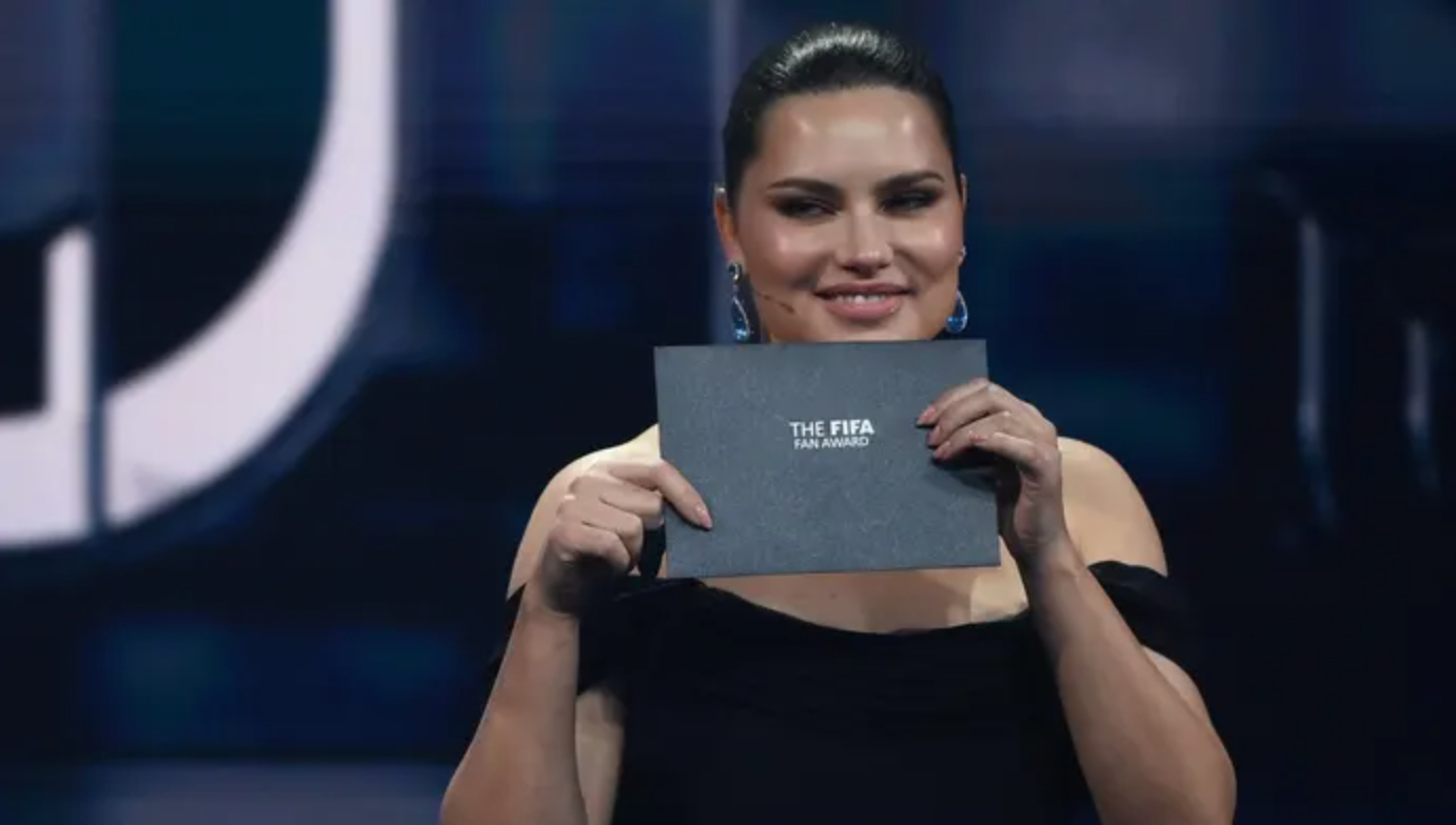 Nhiều người hâm mộ cũng đã đùa rằng nữ siêu mẫu chính là lý do để FIFA phá lệ, lần đầu tiên bổ nhiệm một đại sứ có lĩnh vực hoạt động ở ngành thời trang.