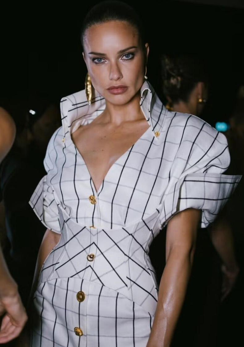 Adriana Lima comeback sàn diễn với show Schiaparelli Xuân/Hè 2025.