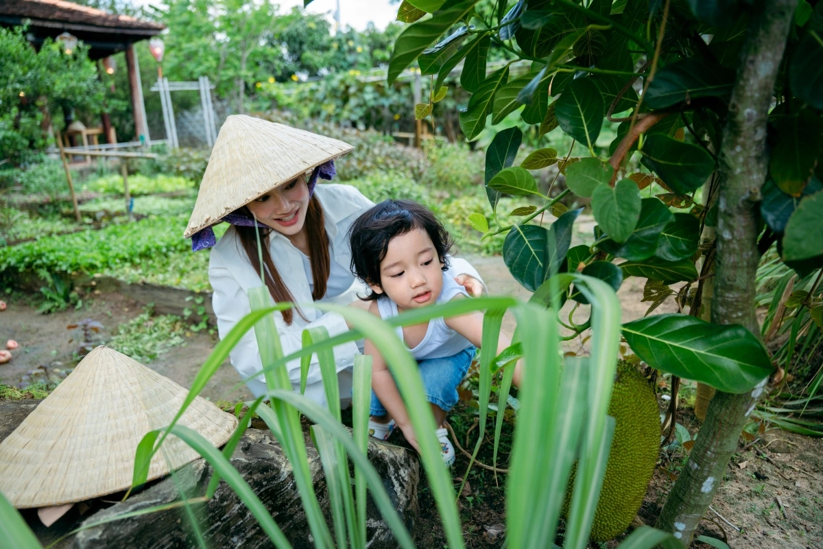 Nhã Phương hướng dẫn con trai Hope phân biệt các loại trái cây có trong vườn như mít, táo, chanh...