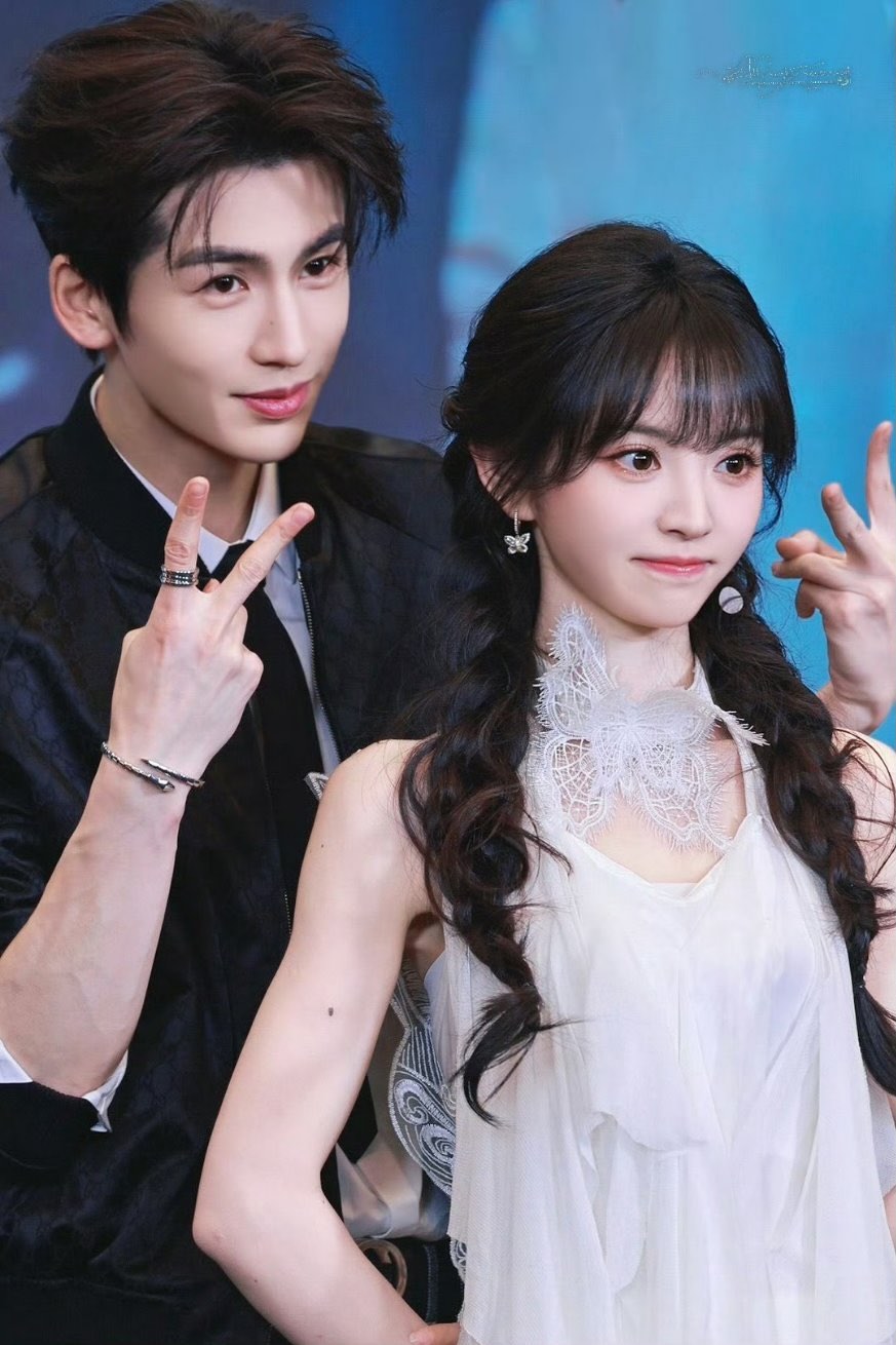 Hot nhất Weibo: Trương Lăng Hách và Điền Hi Vi lộ bằng chứng phim giả tình thật rõ như ban ngày