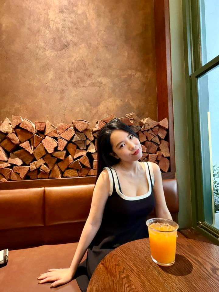 BTV Nhung Anh bị chê bình luận bóng đá mà mặc đồ như dự dạ hội, là ai?