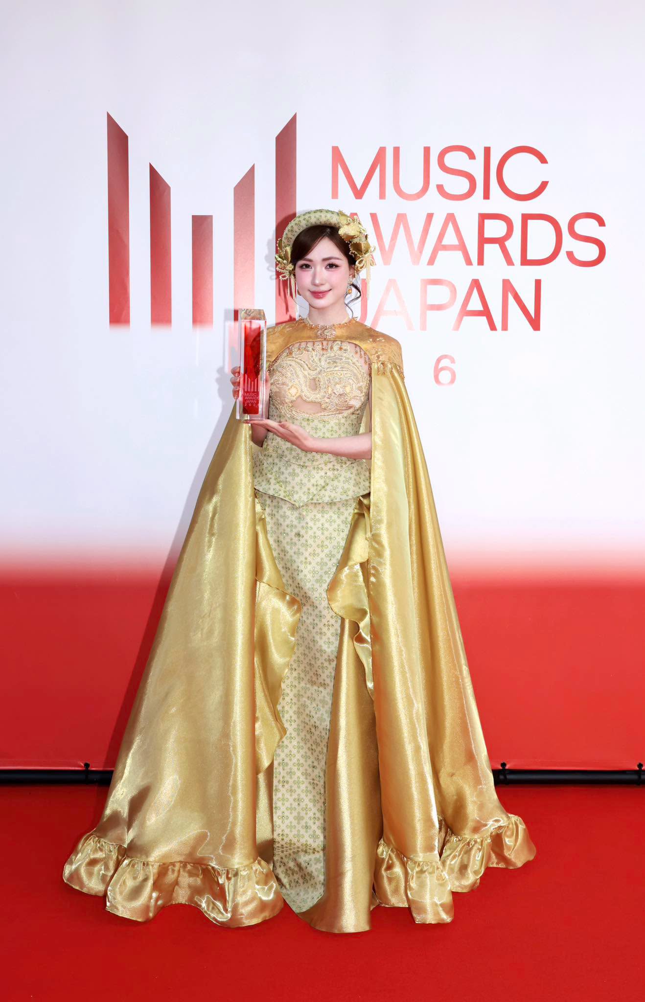 Hòa Minzy giữ vị trí dẫn đầu i hơn 547 triệu tương tác