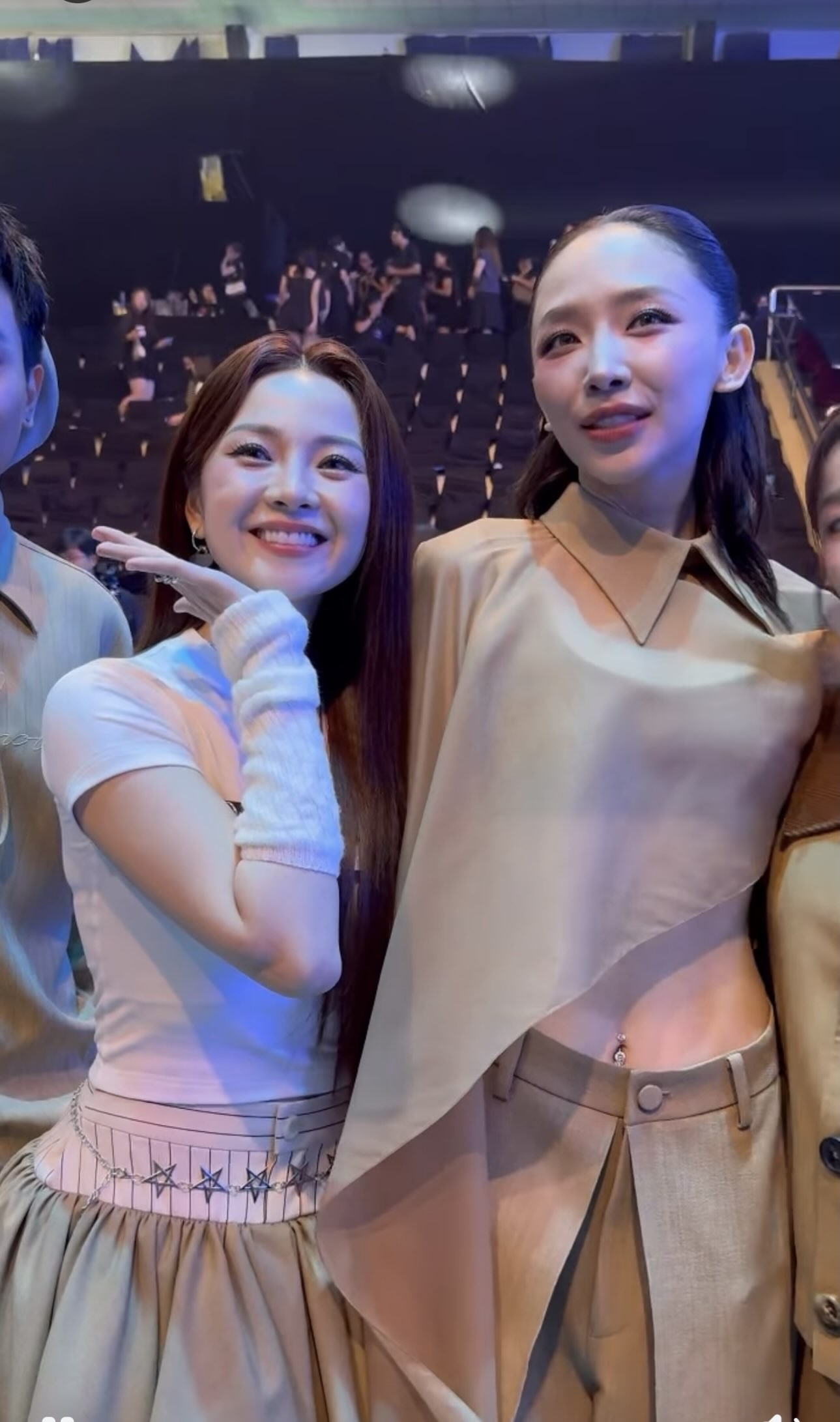 Khung hình chung của hai người đẹp trong những thiết kế của Nobody Knows (Ảnh: Threads).
