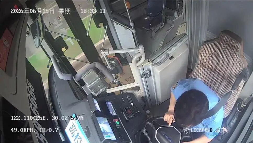 Tài xế xe buýt lên cơn nhồi máu cơ tim vẫn cố hết sức cứu sống 12 hành khách: Camera ghi lại 2 phút 20 giây đầy xót xa