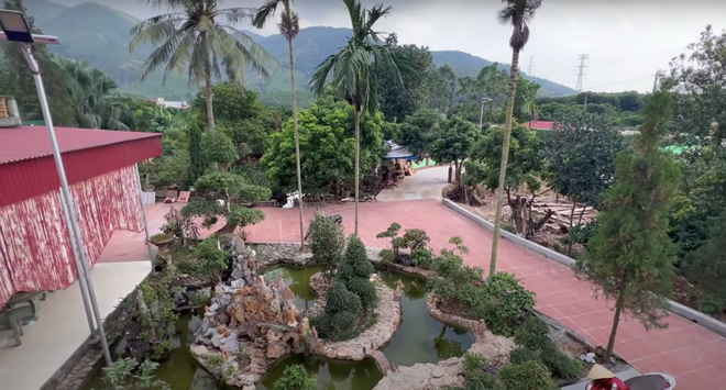 Cơ ngơi gây ấn tượng với không gian rộng rãi, mang đậm vẻ đẹp mộc mạc, gần gũi thiên nhiên