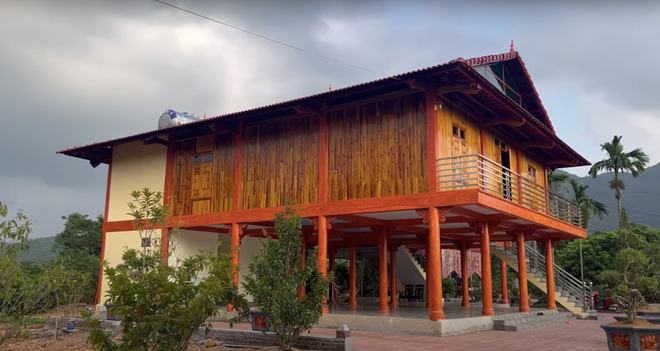 Nam nghệ sĩ tích góp cát-xê từ thuở vào nghề, cùng với các chị em xây nhà sàn rộng 380m² để báo hiếu bố mẹ
