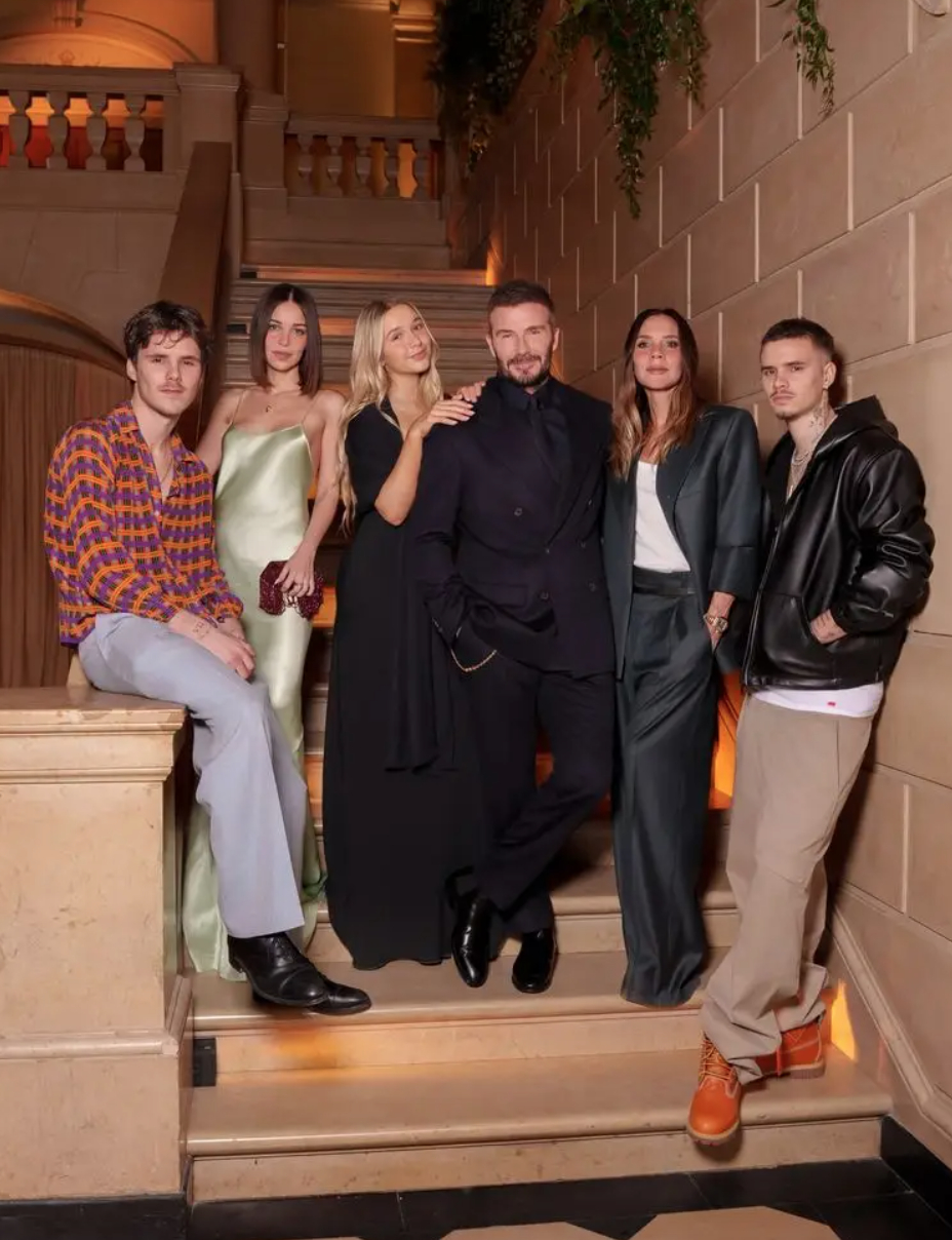 Gia đình nhà Beckham xuất hiện tại show diễn của Victoria Beckham.