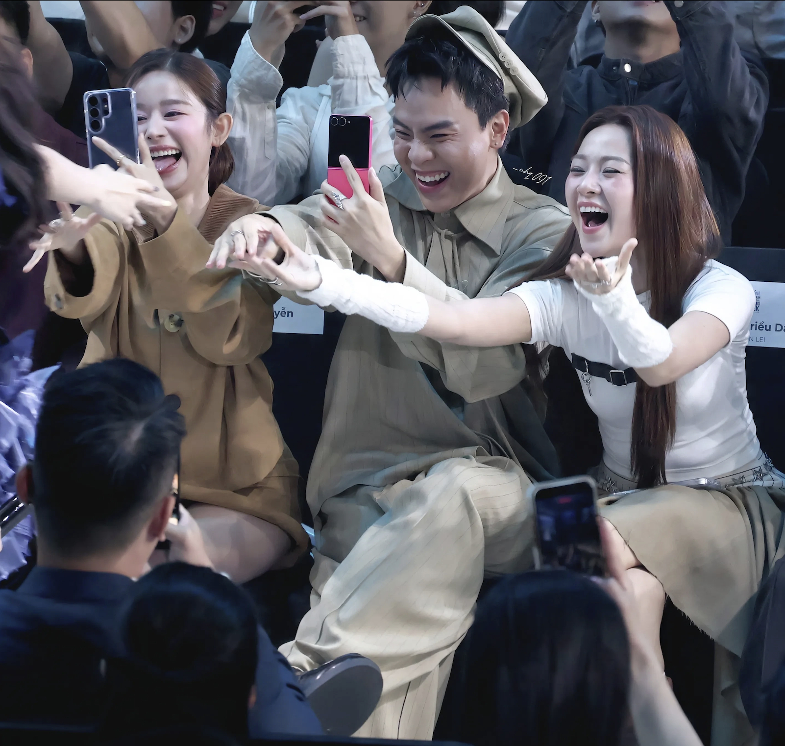 Tam Triều Dâng tươi tắn hết cỡ, duy trì năng lượng tích cực suốt cả buổi tối (Ảnh: Threads).