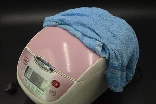 Vì sao nhiều người thích phủ khăn lên nồi cơm điện?