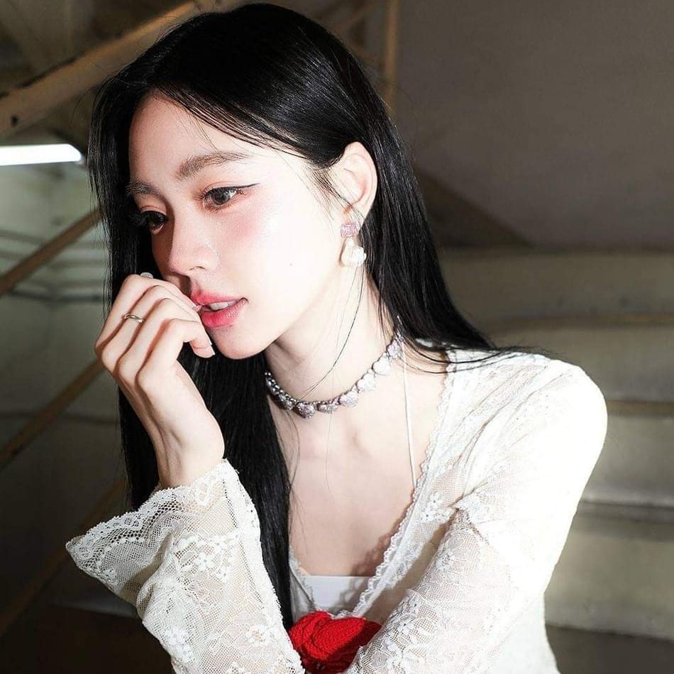 Bông hồng lai mang 2 dòng máu gây sốt MXH: Visual đẹp như AI, style đơn giản mà cuốn dã man 