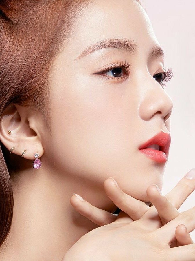 Nhiều diễn viên, idol người Hàn cũng chọn bấm khuyên nằm khá thấp. (Nguồn: Threads)