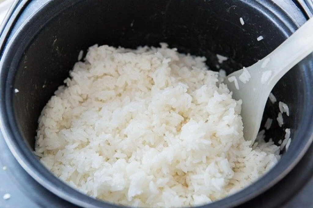 Vì sao nhiều người thích phủ khăn lên nồi cơm điện?