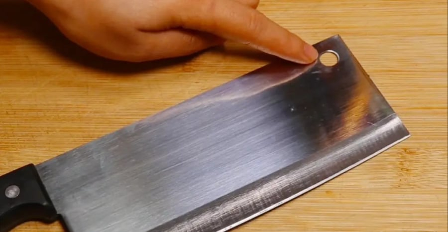 Tại sao trên dao thường xuất hiện lỗ tròn?