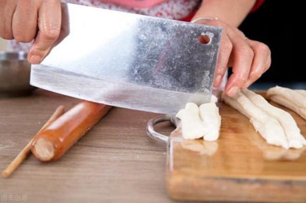 Tại sao trên dao thường xuất hiện lỗ tròn?