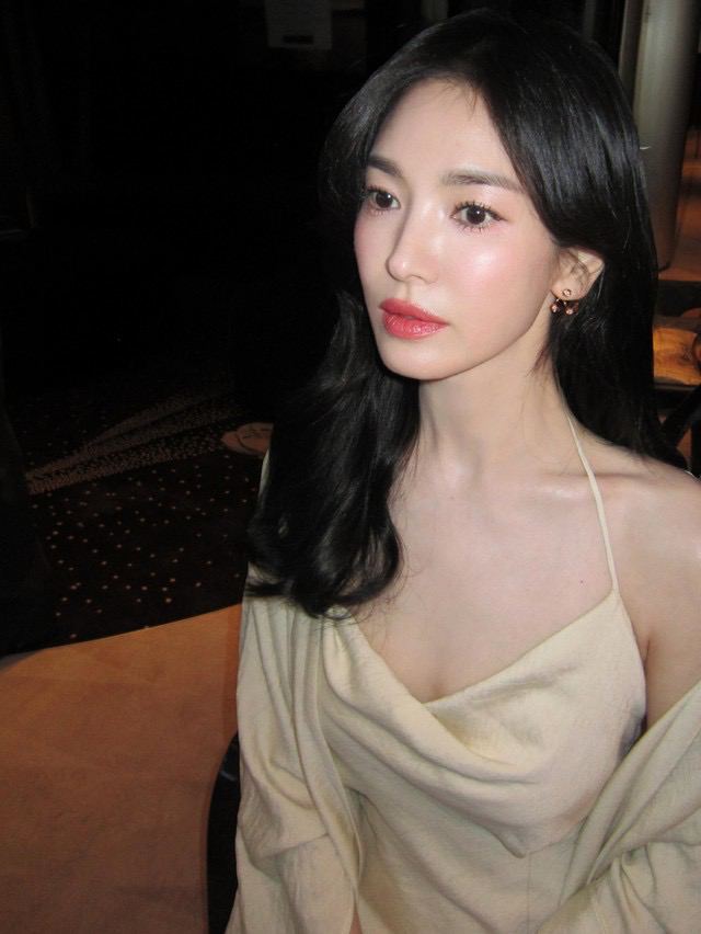 Song Hye Kyo lả lơi khoe lưng trần sexy hết cỡ