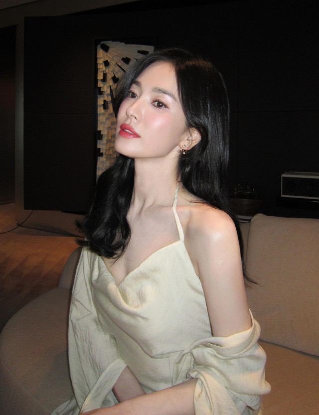 2 bức hình khoe ngũ quan sắc bén gây bùng nổ cõi mạng của Song Hye Kyo. (Ảnh: Instagram)