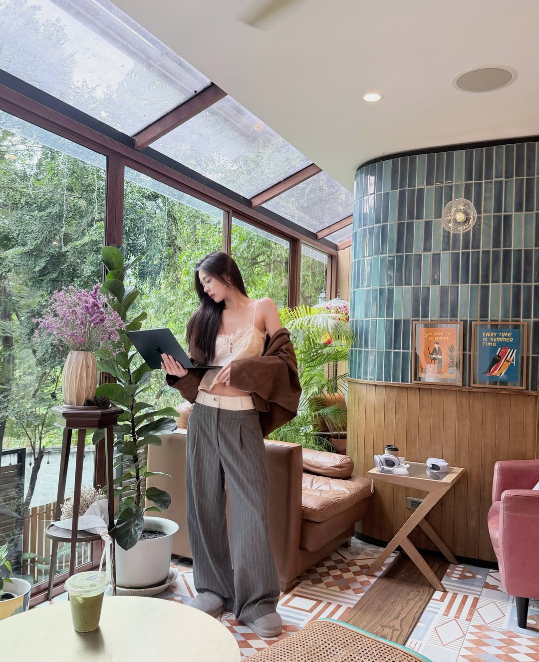 Bông hồng lai mang 2 dòng máu gây sốt MXH: Visual đẹp như AI, style đơn giản mà cuốn dã man 