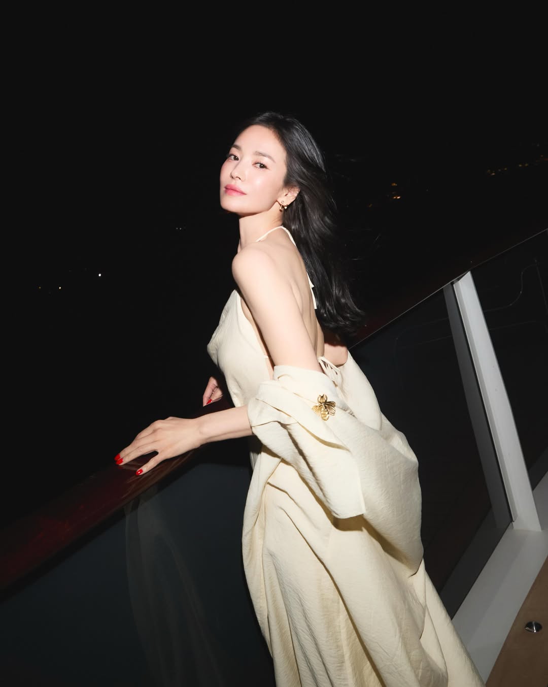 Song Hye Kyo lả lơi khoe lưng trần sexy hết cỡ