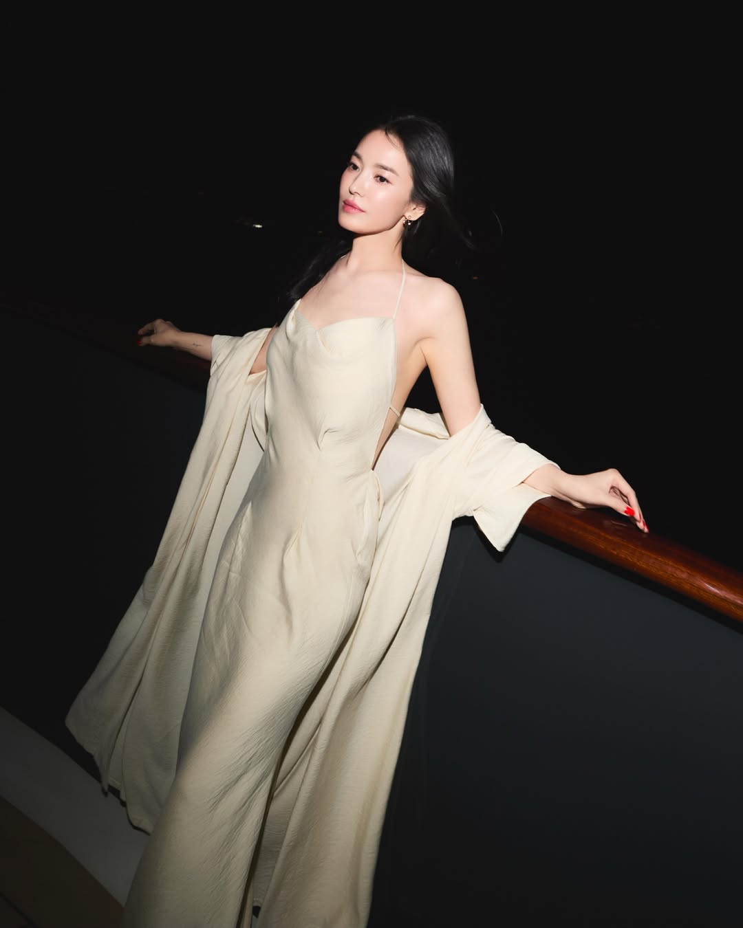 Song Hye Kyo lả lơi khoe lưng trần sexy hết cỡ