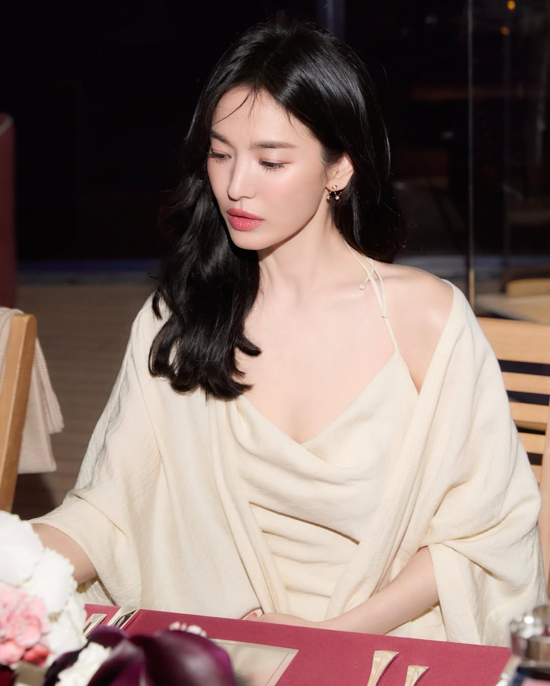 Song Hye Kyo lả lơi khoe lưng trần sexy hết cỡ